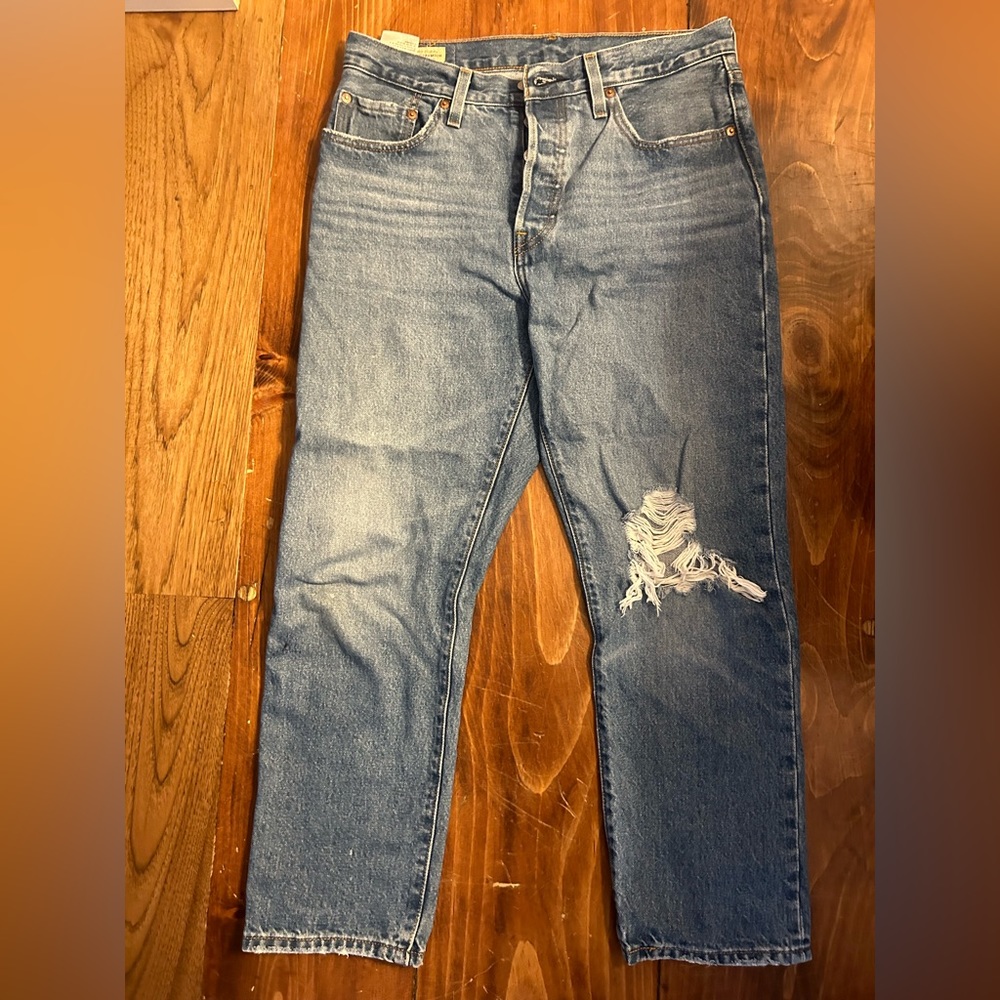 Levi's® 501™ Ripped Crop Jeans (Athens Slide)
 
ATHENS SLIDE, Size 28 x 26